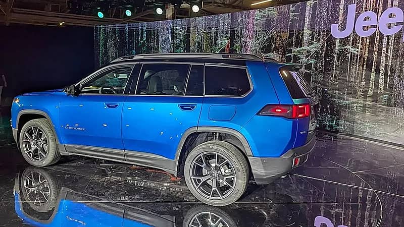 عودة قوية لجيب شيروكي 2026 بتصميم كلاسيكي وحجم أكبر