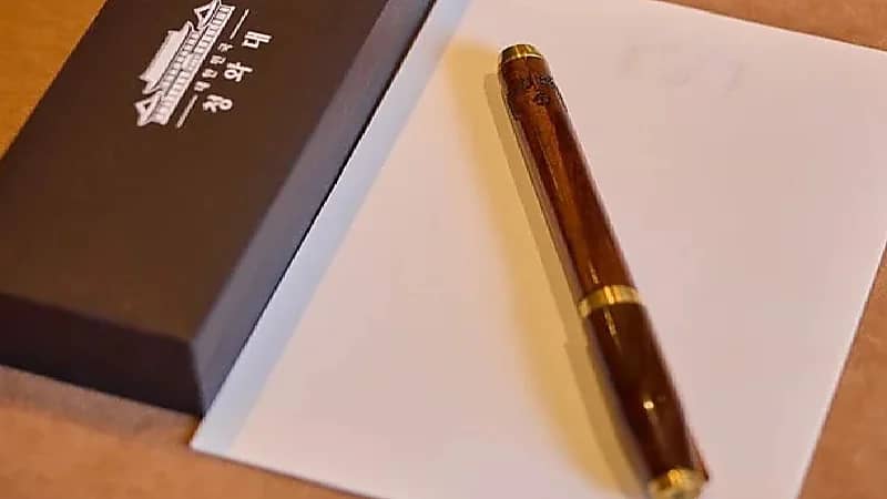 رئيس كوريا يهدي ترامب عصا غولف وسفينة تذكارية .. صور