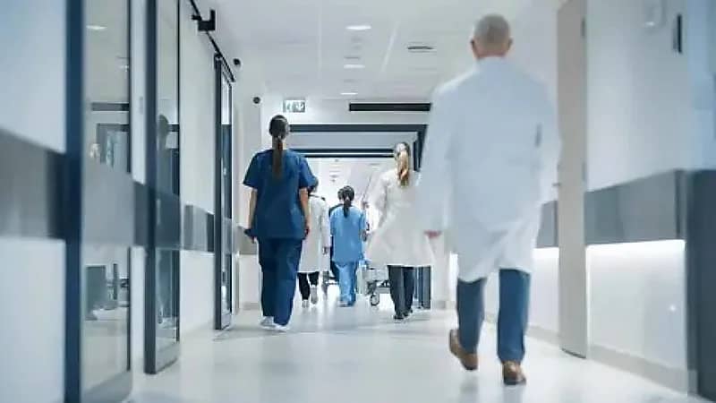 طبيب تركي يرفض فحص مريضة بسبب ملابسها الجريئة..فيديو