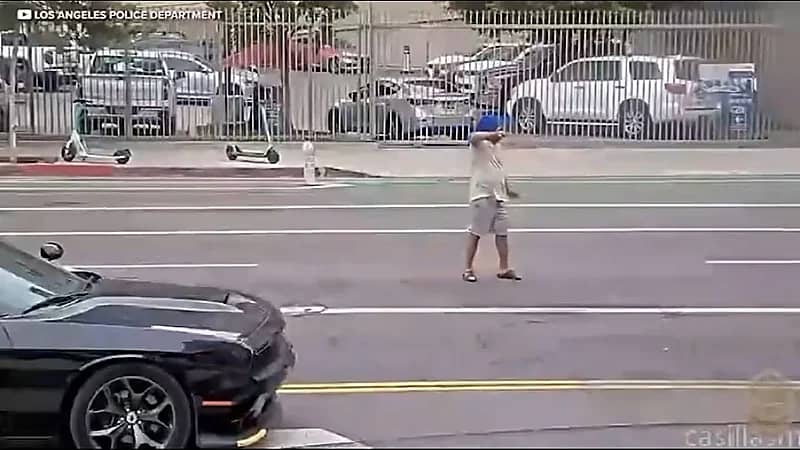 رجل يوقف سيارته وسط الطريق ويهدد المارة بساطور ..فيديو