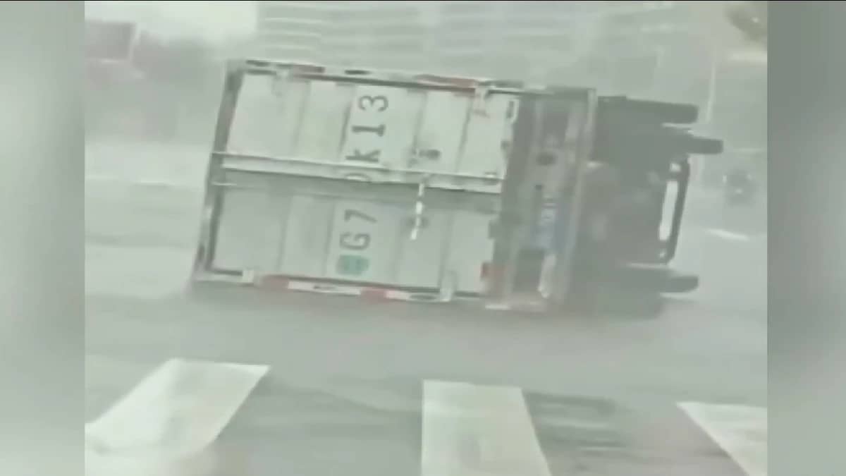 عاصفة قوية تجتاح جنوب الصين.. فيديو