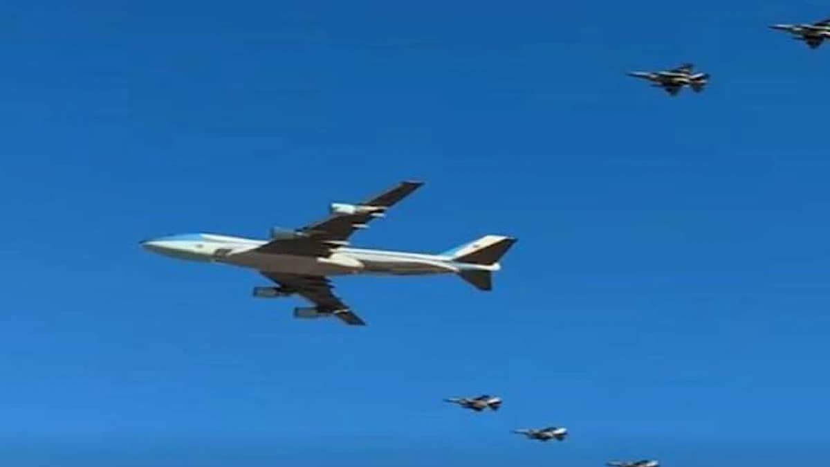 مشاهد استثنائية لتحليق طائرة ترامب فوق شرم الشيخ برفقة 7 مقاتلات مصرية .. فيديو