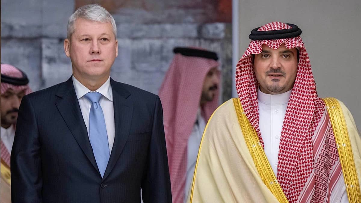 وزير الداخلية يستقبل نائب رئيس الوزراء وزير الداخلية بجمهورية رومانيا