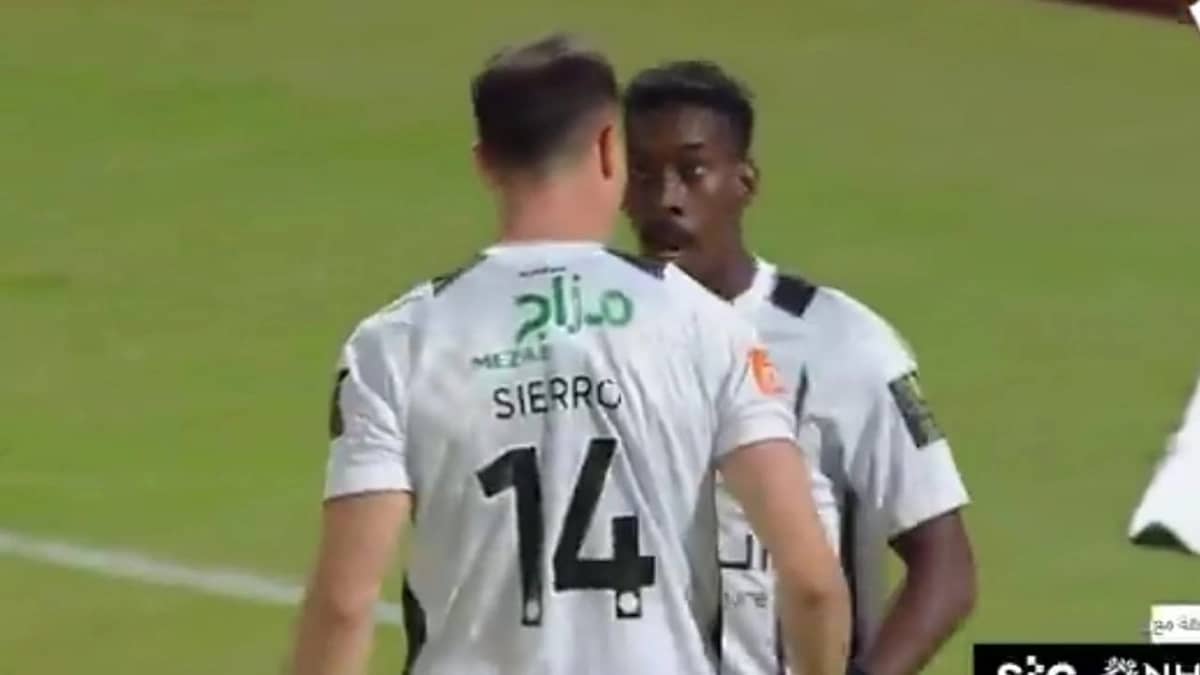 اشتباك بين لاعبي الشباب في كأس الملك .. فيديو