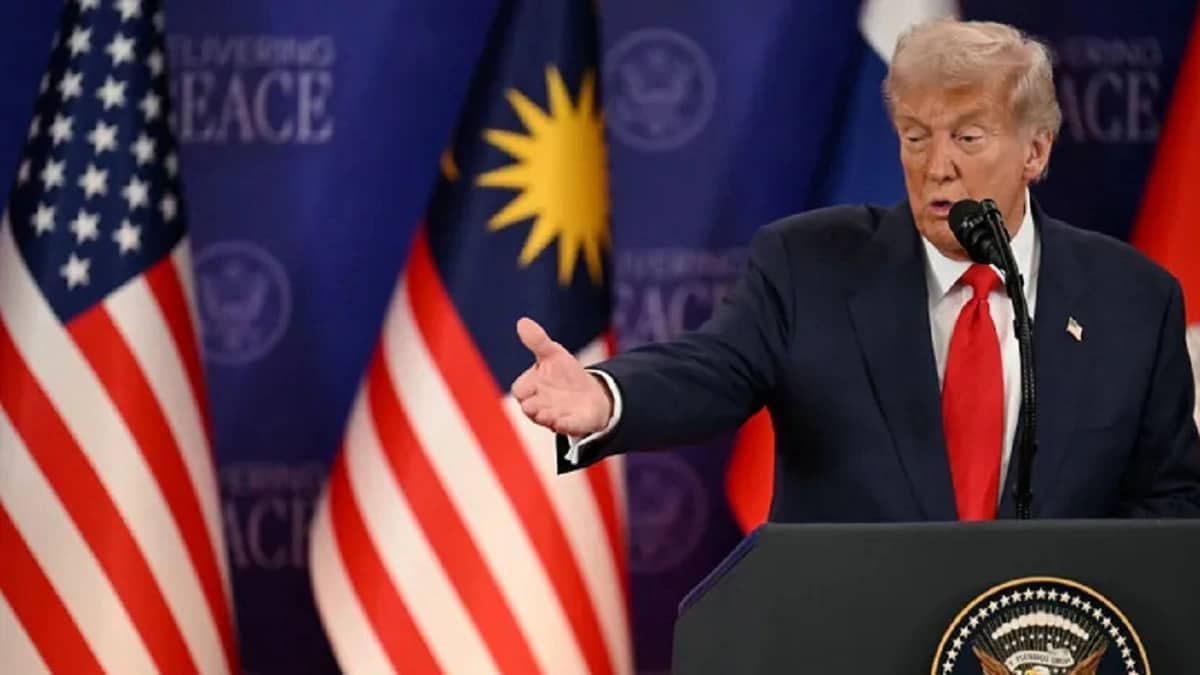 ترامب يقلد رئيس وزراء الهند.. فيديو