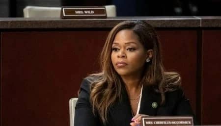 نائبة أمريكية تختلس 5 ملايين دولار ومهددة بـ53 عامًا سجنًا