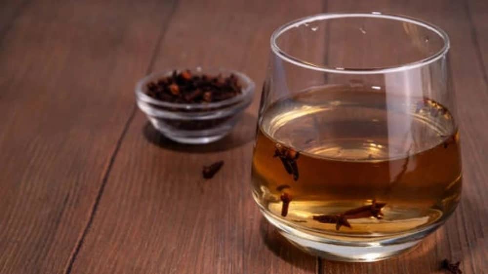 فوائد شرب ماء القرنفل للبشرة