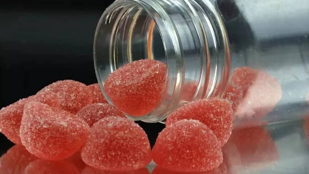 القبض على أم تناول طفلاها كمية كبيرة من حلوى تحتوي على مخدرات