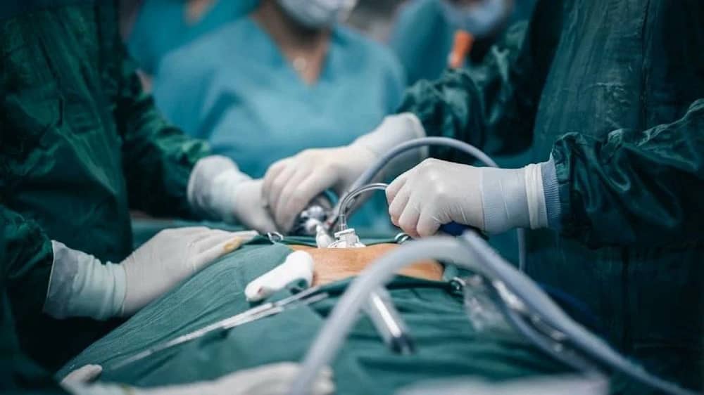 جرّاح  يفارق الحياة داخل غرفة العمليات إثر نوبة قلبية مفاجئة