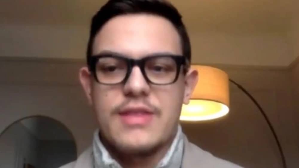 يوناني يروي قصة اعتناقه الإسلام وتأثره بالثقافة السعودية .. فيديو