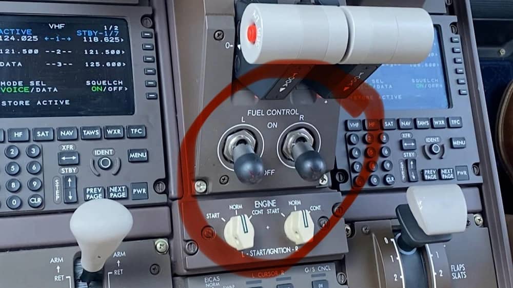 توقف محرك طائرة بعد دقائق من إقلاعها بسبب ستارة شمس