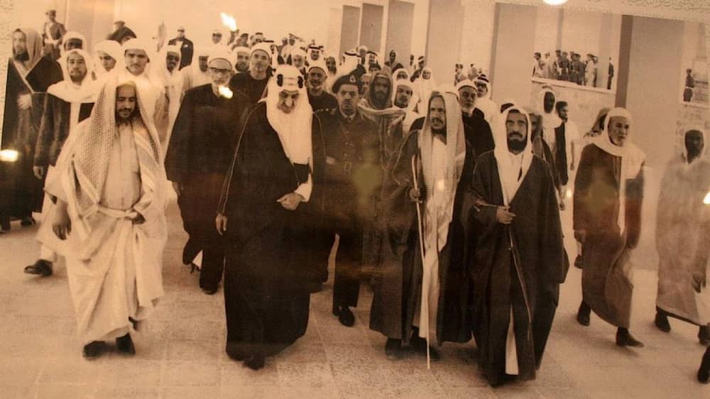 الملك فيصل والإمام بن باز والشيخ العبودي بالجامعة الإسلامية قبل 62 عامًا… صورة