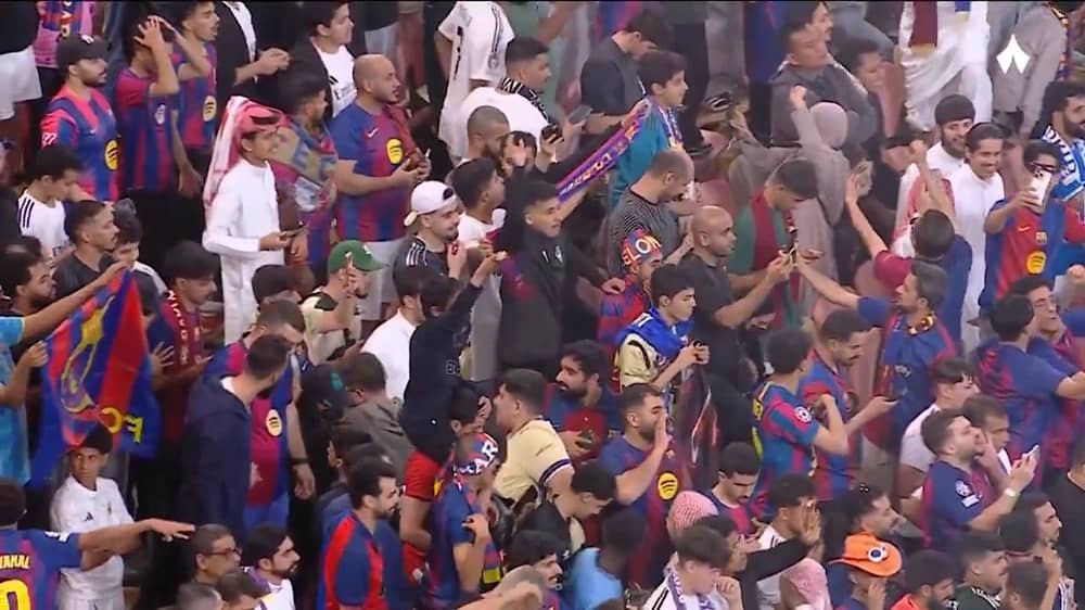 فرحة لاعبي برشلونة مع جماهيرهم بعد تتويج الفريق بكأس السوبر الإسباني ..فيديو