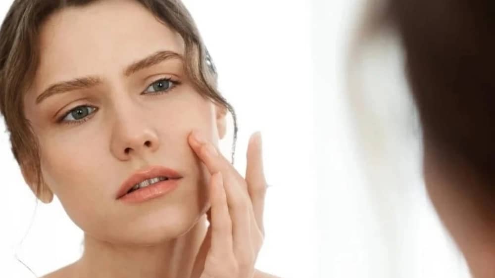 خبيرة تجميل: مكونات شائعة في مستحضرات العناية قد تسرع شيخوخة البشرة