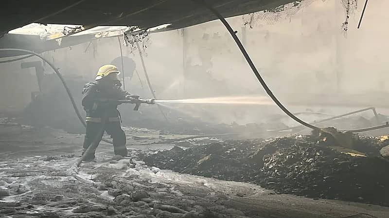 بالصور.. إندلاع حريق في ورشة بالرياض