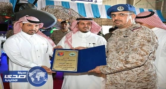 بالصور.. قائد القوات الجوية يكرم أبناء الشهداء في افتتاح معرض «هذا أبي» بتبوك
