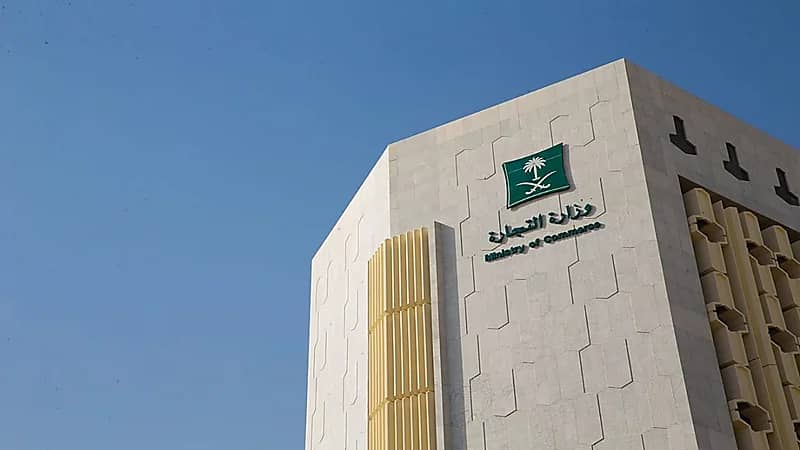 التجارة تُشهِّر بمالك محطة وقود خلطت البنزين مع الديزل