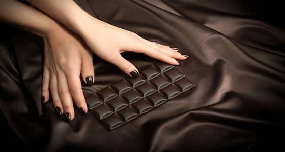 أهمها إنقاص الوزن.. فوائد صحية هامة للشيكوﻻته الداكنة