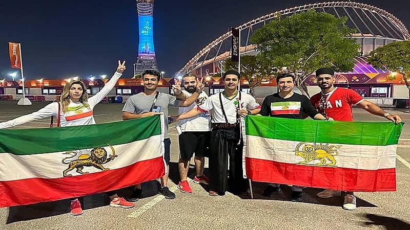 شاهد..الأمن القطري يحتجز مشجعة رفعت العلم الإيراني القديم خلال مواجهة إنجلترا