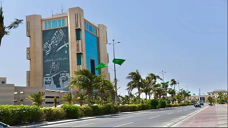 أمانة جدة تزين الطرق والمرافق العامة براية التوحيد ضمن فعاليات اليوم الوطني 