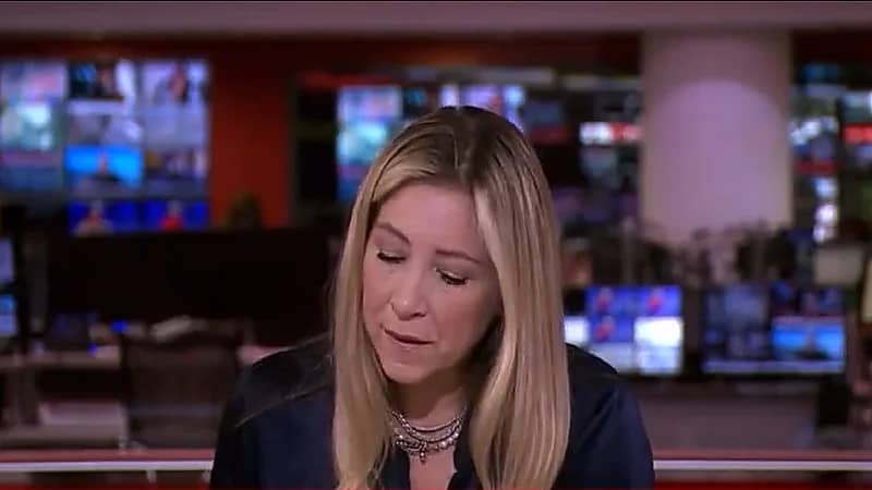 شاهد .. مذيعة تبكي أثناء قراءتها خبر سقوط أطفال في بحيرة جليدية