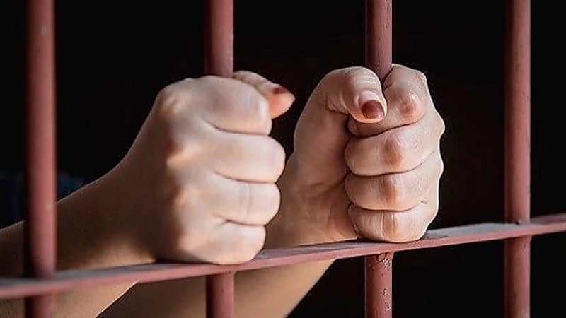 صور..العثور على فتاة حبستها عائلتها وكبلتها طيلة 20 عامًا