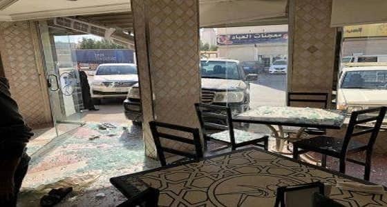 بالفيديو والصور.. فتاة تقتحم مطعمًا بسيارتها في العوامية