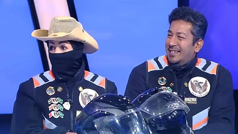 شاهد.. مواطن وزوجته يجوبان 30 منطقة على متن دراجة نارية