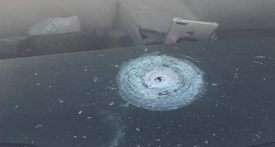 رصاصة طائشة تخترق مركبة مواطن أثناء توقفه في الإشارة بالمدينة المنورة