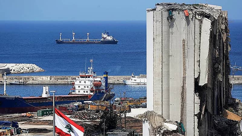 قاضي التحقيق في انفجار مرفأ بيروت يستأنف عمله بعد عامين