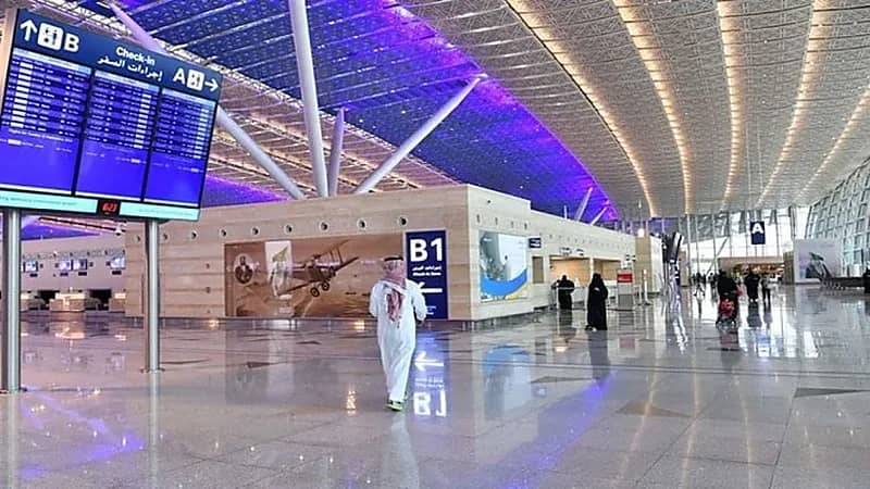 ضبط مسافر انتحل صفة غير صحيحة في جدة