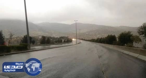 الدفاع المدني يطالب المواطنين بالابتعاد عن مجاري السيول بالطائف