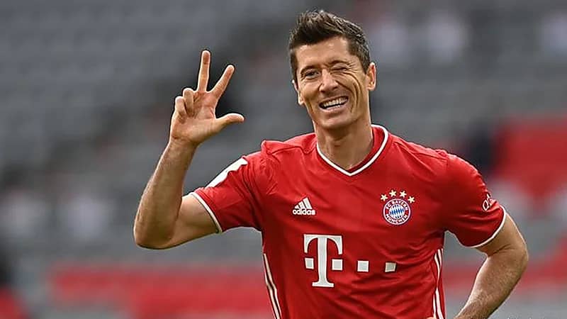 ليفاندوفيسكي يعود للتهديف ساخرًا من أخبار صيامه