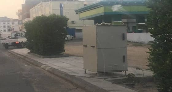 بالصور.. مواطن يوثق مخالفة " ساهر " بالاختباء خلف شجرة