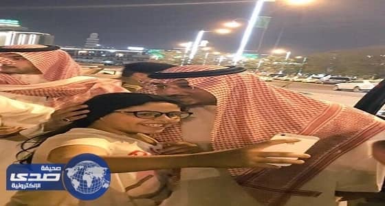 نائب أمير عسير في زيارة غير رسمية لشارع الفن بأبها والمواطنين يلتقطون السيلفي