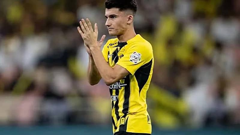 محترف الاتحاد أوناي هيرنانديز في شواطئ مايوري الاسبانية.. صورة