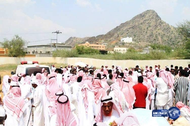 بالصور .. أهالي مركز قنا بمحايل عسير يشيعون شهيد الواجب العريف العسيري