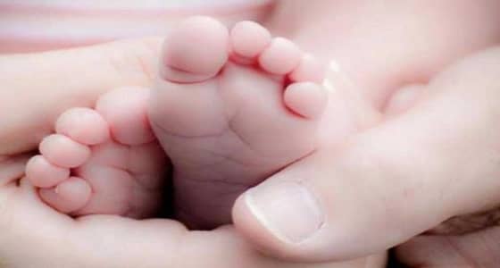 فتاة تترك طفلها الرضيع يموت جوعا لتحتفل مع أصدقائها