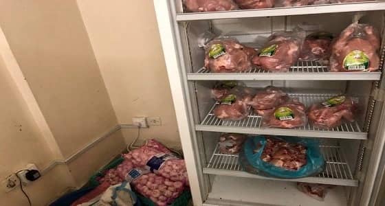 بالصور.. ضبط منزل لتحضير الوجبات المخالفة صحيا بالمدينة