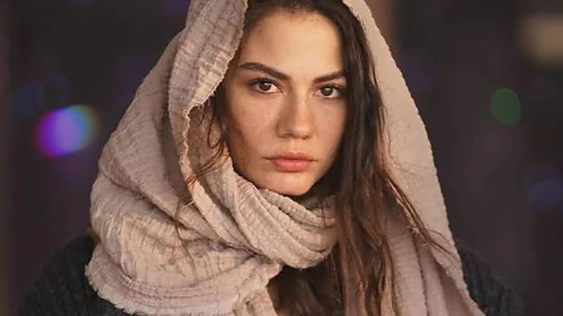 ديميت أوزديمير تتلو سورة الفاتحة بصوت هادئ وسط تفاعل كبير في تركيا .. فيديو