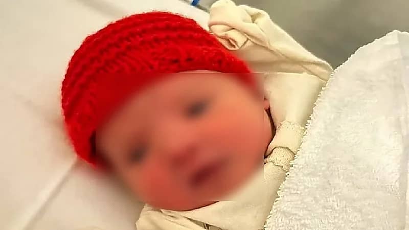 أم تكشف إصابة مولودها بمرض نادر بعد حمله فور ولادته