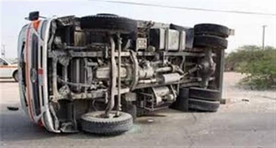 إصابة شخصين إثر انقلاب سيارة نقل بالعاصمة المقدسة