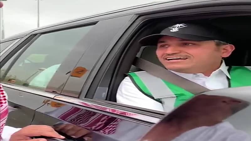 شاهد.. حوار بين وزير النقل وأحد الحجاج في مشعر عرفات