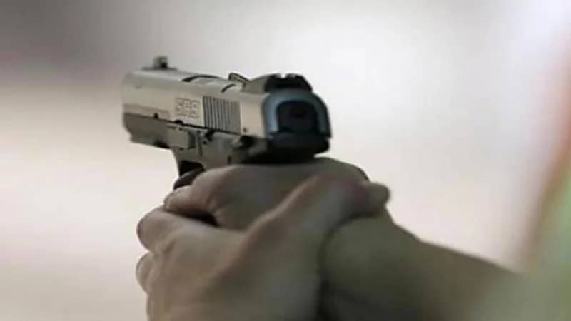 سيدة تقتل والدها وزوج أختها رميًا بالرصاص