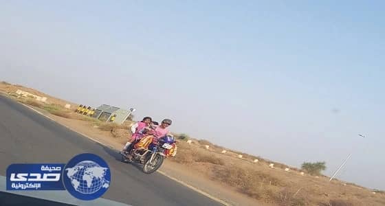 مواطن يعرض ابنتيه للخطر بنقلهما للمدرسة على دراجة نارية.. وتعليم جازان يرد