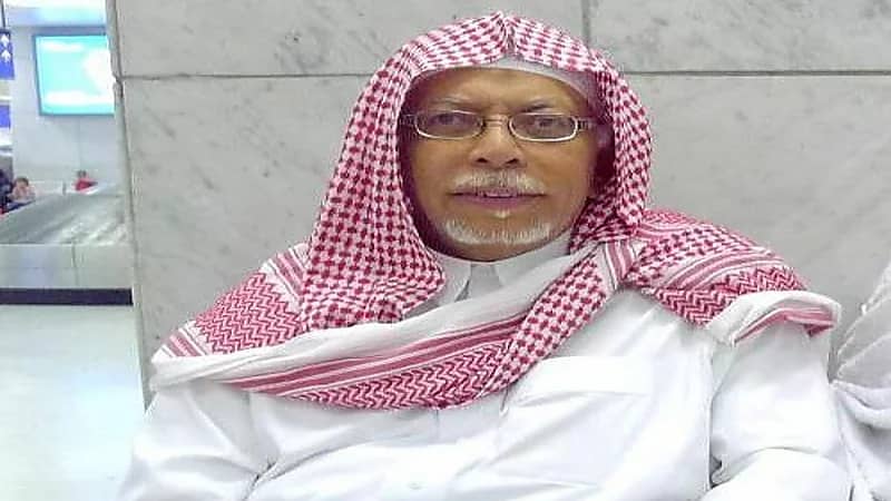 مؤذن الحرم المكي الشيخ علي ملا يؤدي تكبيرات عيد الأضحى في منزله.. فيديو