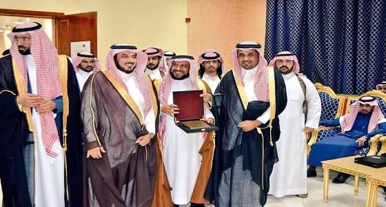 بالصور.. محافظ سراة عبيدة يرعى حفل تكريم لمتقاعدي الدوائر الحكومية