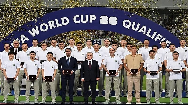 رئيس أوزبكستان يكرّم منتخب بلاده بعد التأهل التاريخي إلى كأس العالم.. صور