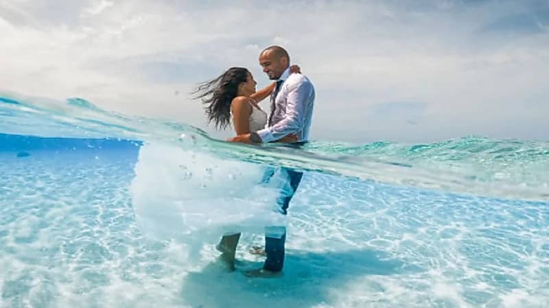 بالصور.. عروسان يحتفلان بزفافهما تحت الماء