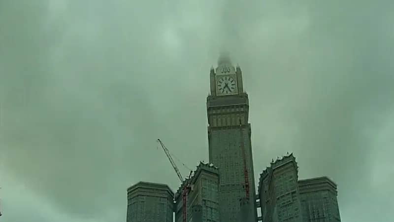 بالفيديو.. مشهد بديع للغيوم وهى تعانق برج الساعة